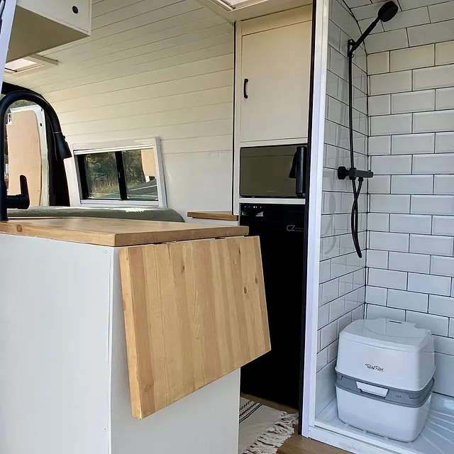 Camper 2 Enjoy Iveco-Cadaqus